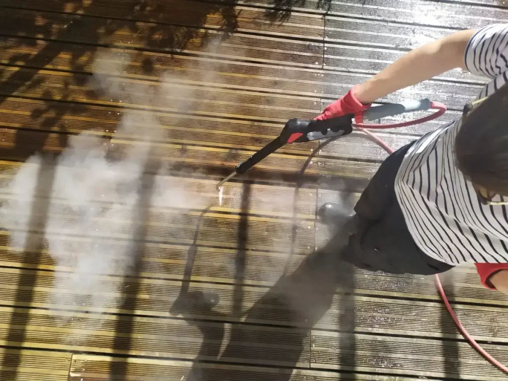 Nettoyage à la vapeur basse pression d'une terrasse en bois, vue en plongée